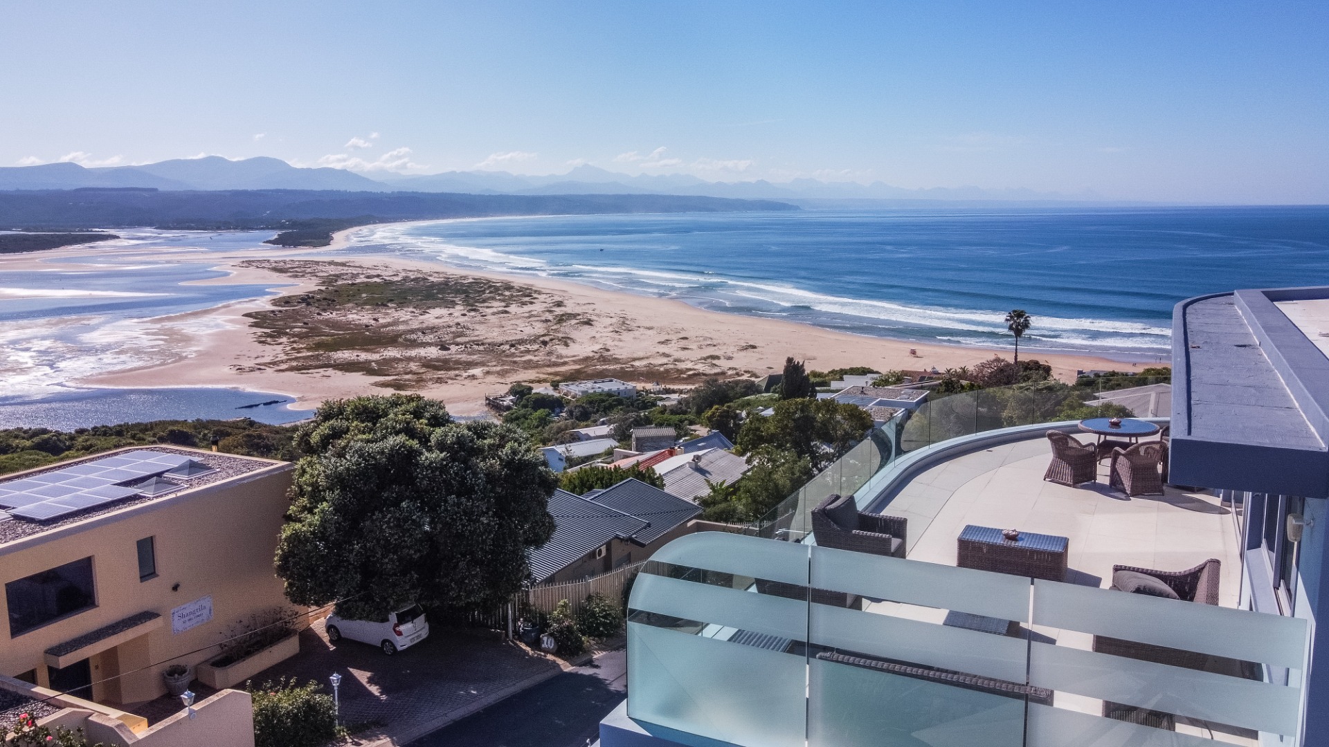 Above the lagoon, minutes from the sand